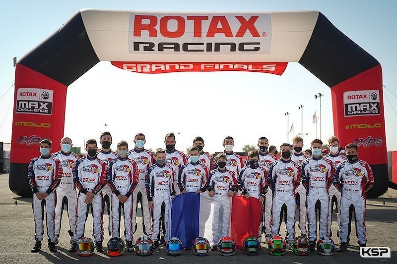 Les distributeurs TKF avec le Team France a Bahrein