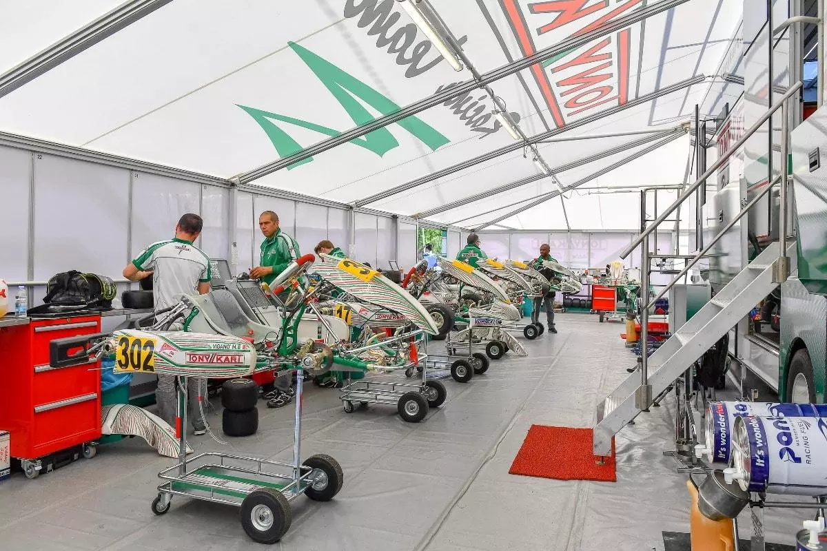 sous la tente tony min